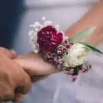 Créer l'accessoire parfait le bracelet floral pour mariage