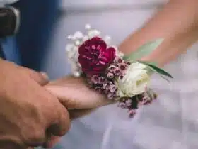 Créer l'accessoire parfait le bracelet floral pour mariage